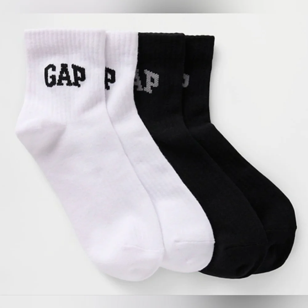 GAP Logo Women's Quarter Crew Socks 2 Pack Black And White, New